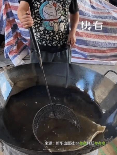 “这下真是炸出名了！”浙江一名男子在家炸猪皮，原本只往油锅里放了一小块，谁能想到