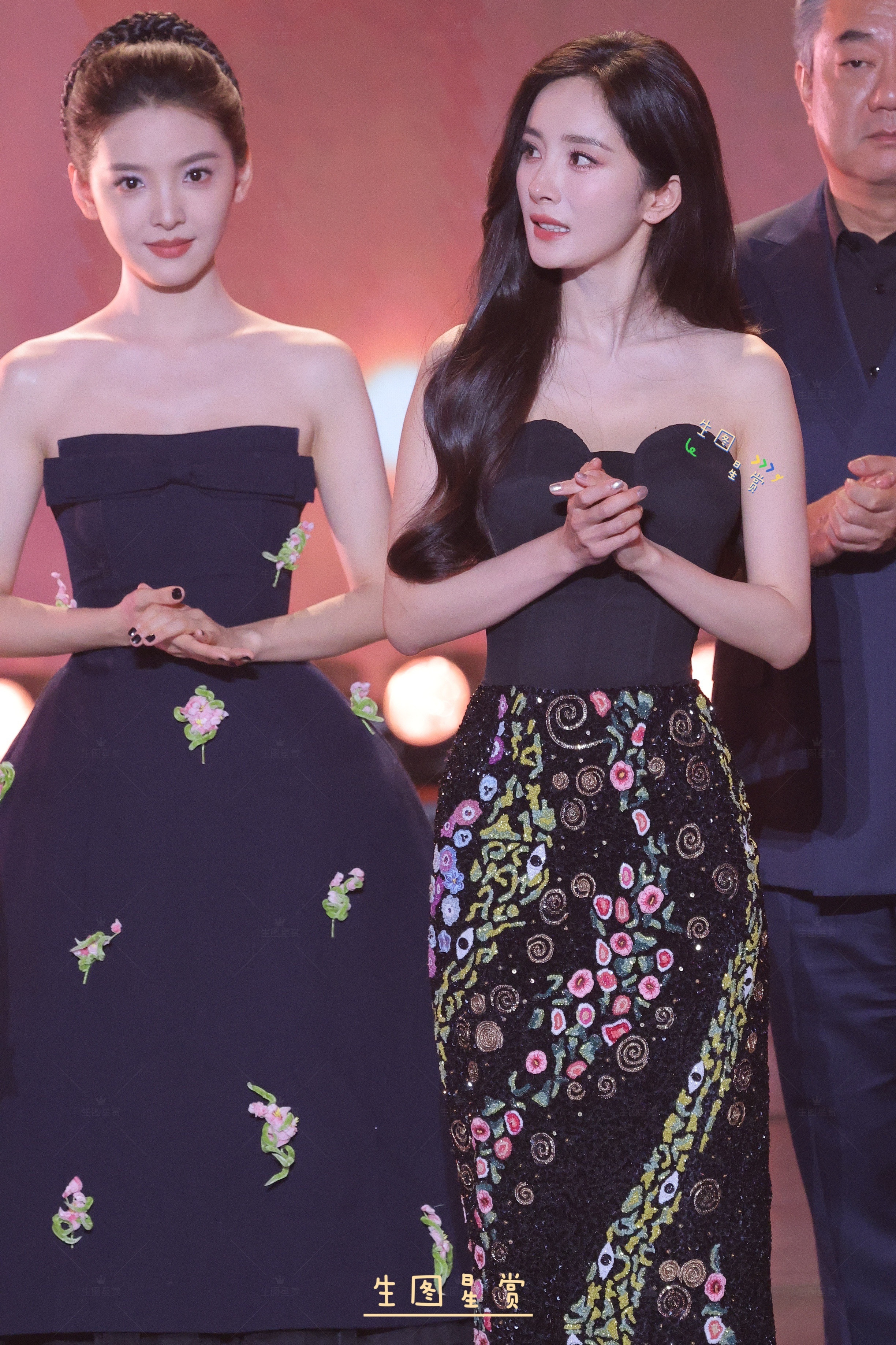 杨幂章若楠同框广电视听精品之夜大花小花各自美丽绽放🌸