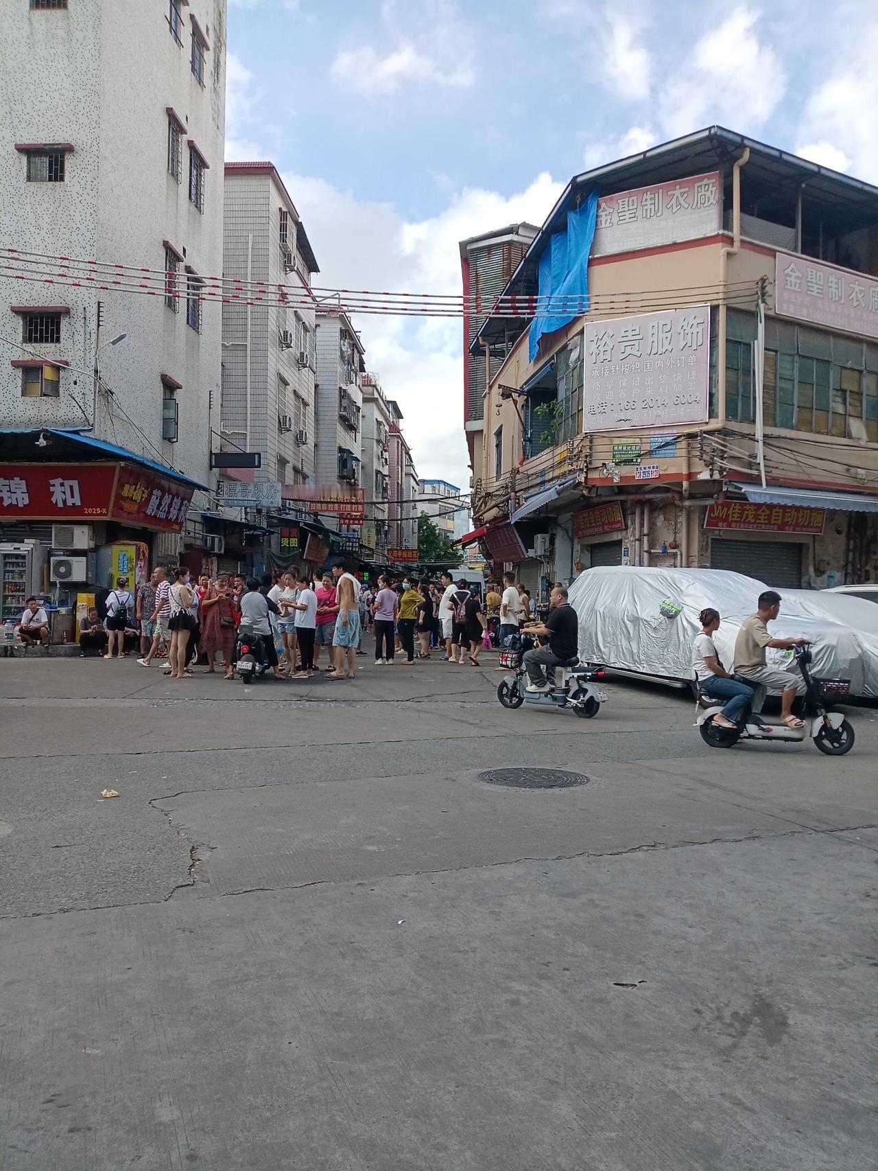 广州海珠区瑞宝村街头，街道上人山人海，这段时间天气非常的热，好多人上衣都没穿。