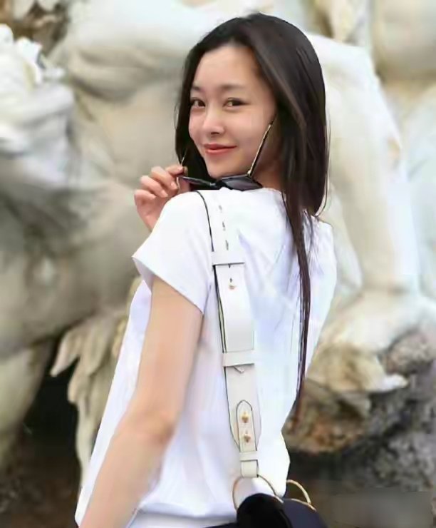 这是宋轶刚出道的时候，我要是星探我也要给她递名片​​​。​​​