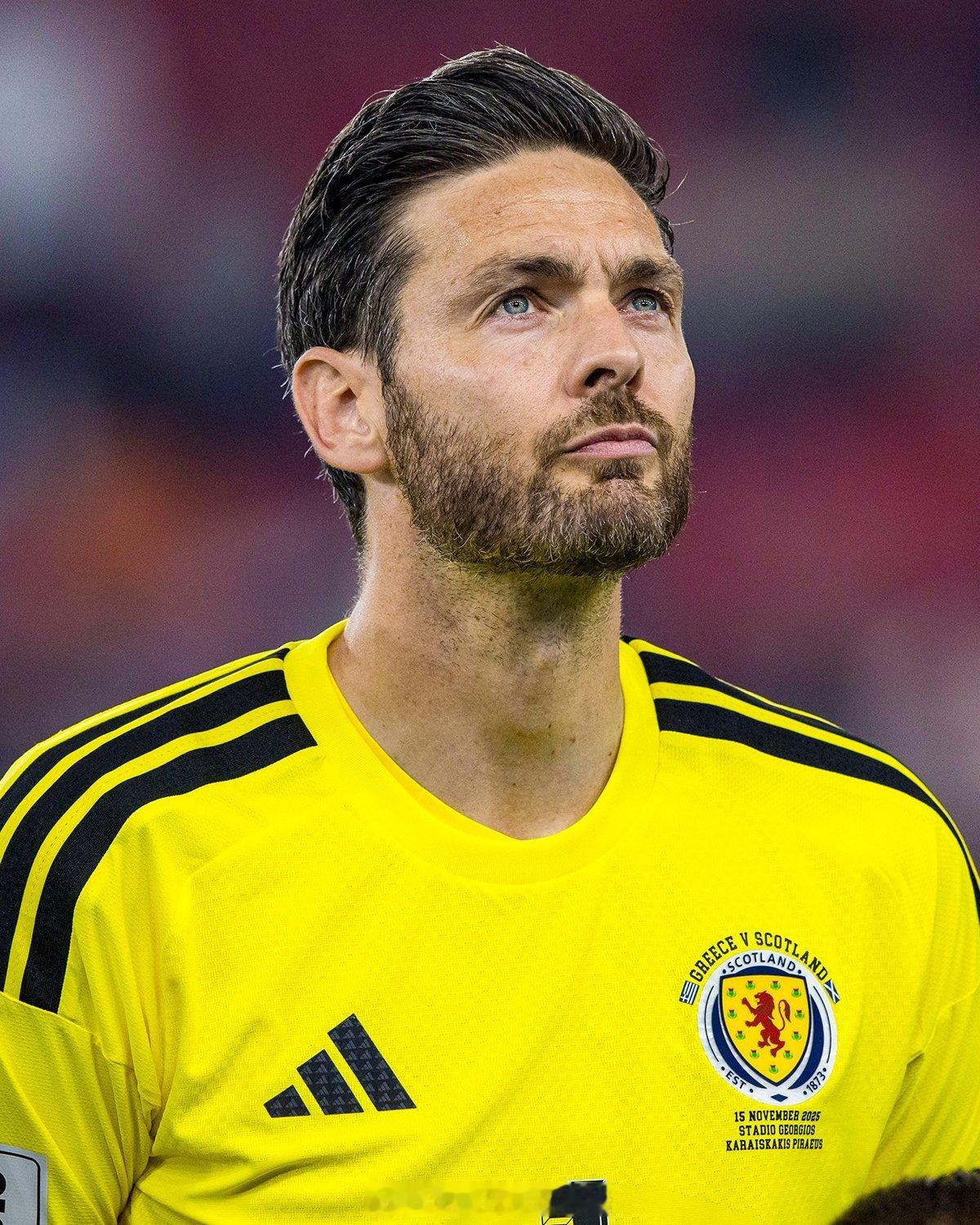 【足坛型男】由于主力门将冈恩受伤，苏格兰在最后两场世预赛，主帅克拉克起用了42岁