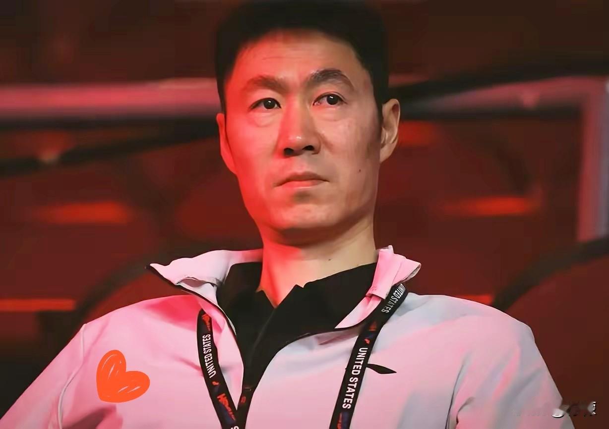 看到周启豪夺冠，王励勤有了两个新想法！电视里的周启豪挥拍庆祝，王励勤坐在观