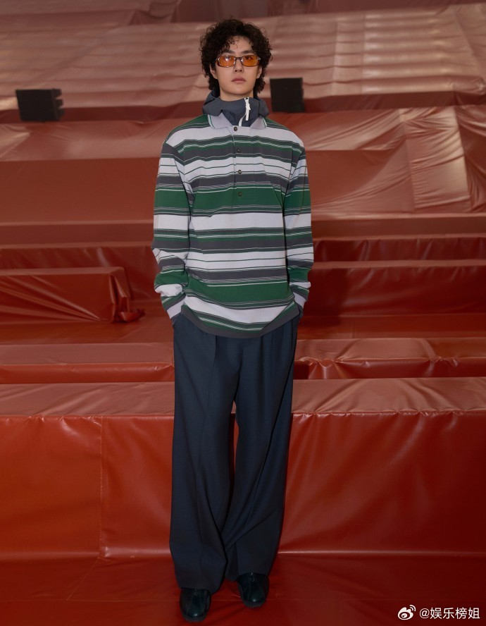 王一博大秀内场出图王一博巴黎时装周大秀内场出图，冷脸的王一博条纹叠穿搭配太阳镜造