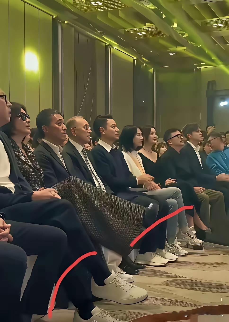 为啥现在的有钱人都不穿皮鞋了？以前穿皮鞋的，感觉都是一种身份象征，现在是怎么舒