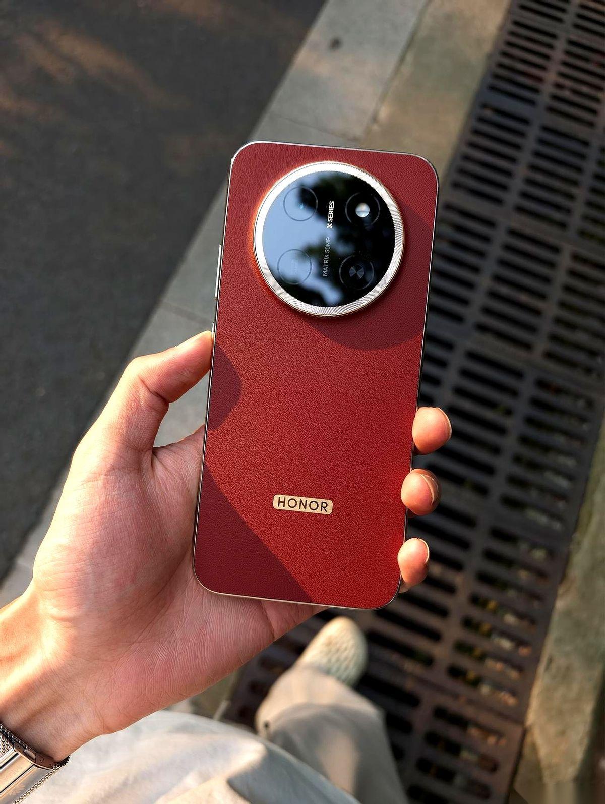 就在刚刚，荣耀X80ProMax的新品首销战报出炉了。这事有点魔幻——价格涨
