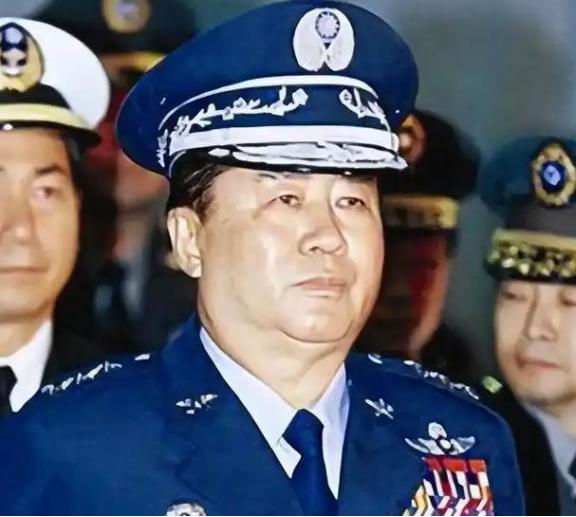 台湾首任军事大学校长，退役上将夏瀛洲说：当年佩洛西窜台，解放军趁势突破了海峡中线