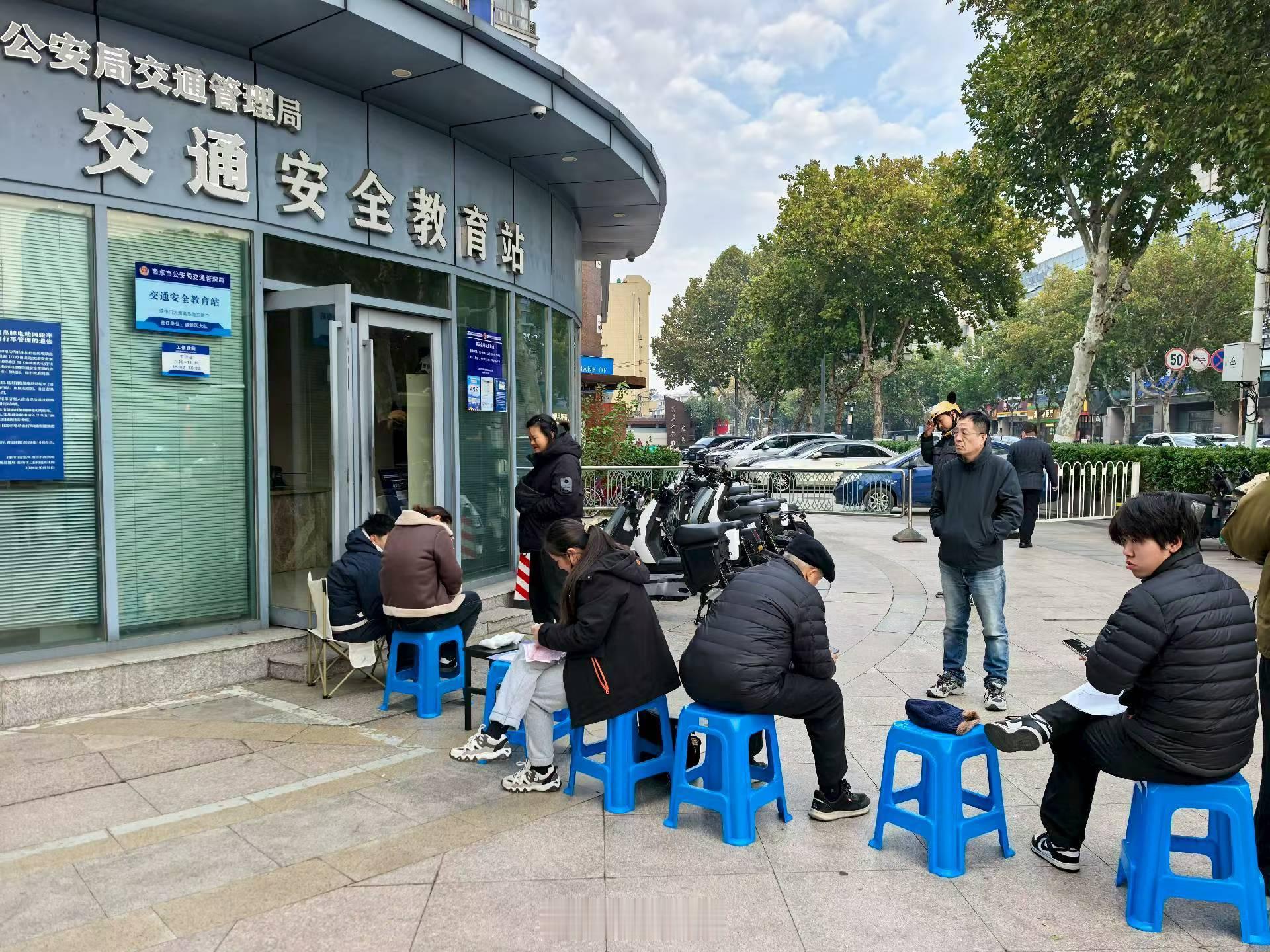 电动车，排队上绿牌！遇到一位外卖小哥，5000多同款电动车，现在要花6000多！