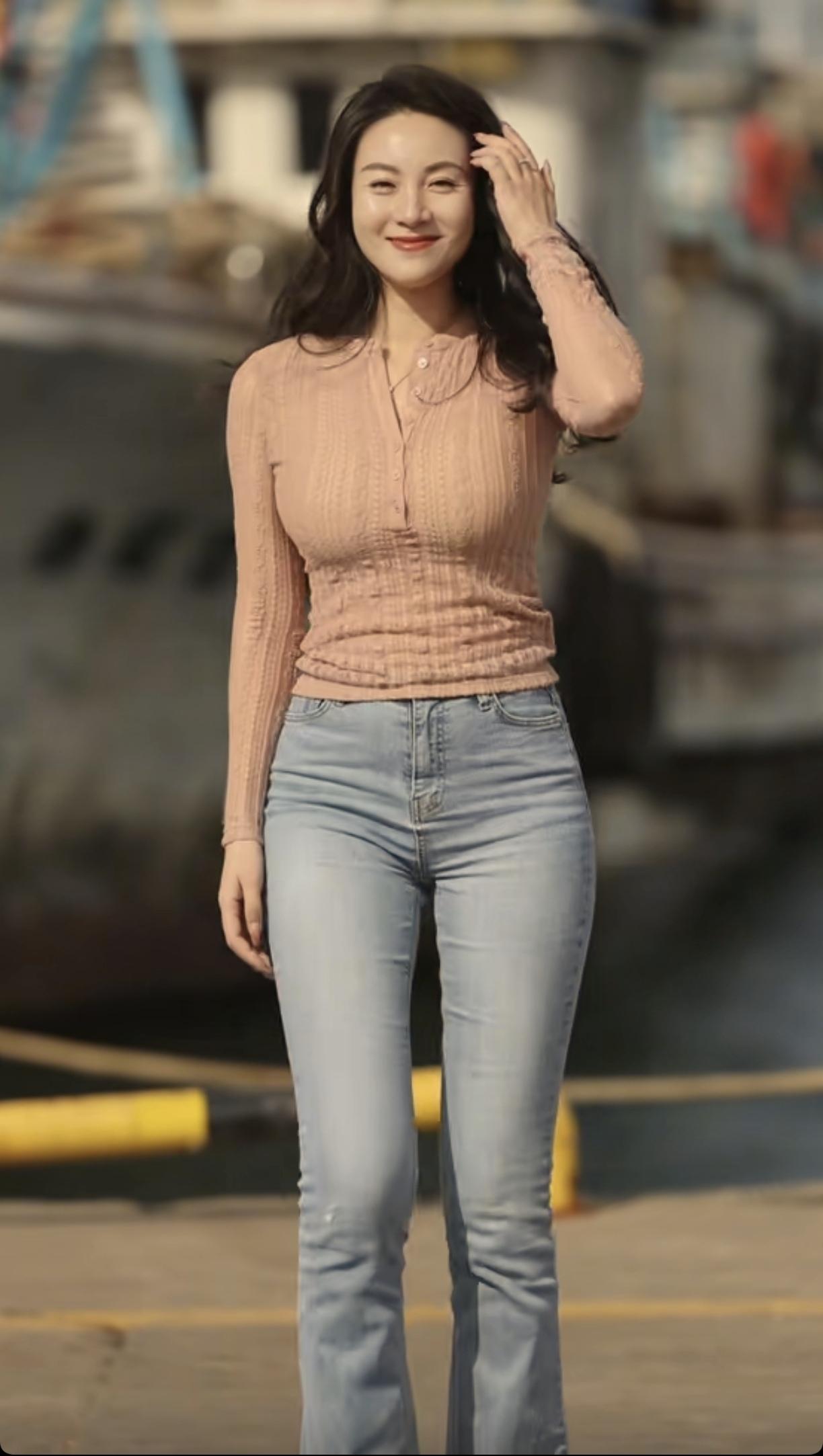 气质穿搭怎么穿才恰到好处?哪种身材的女人穿衬衣半裙好看海边漫步，轻奢穿搭，享