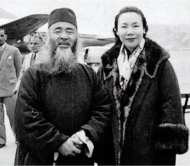 15岁的黄凝素嫁给53岁的张大千。婚后不久就怀孕了，孩子一个接一个地生，一共生了