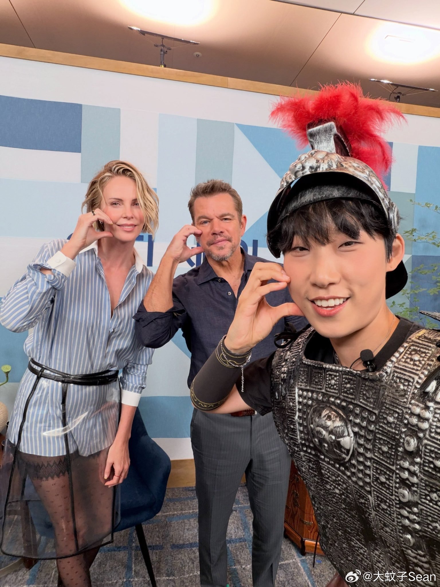 CharlizeTheron查理兹塞隆呈现：脸颊比心💓