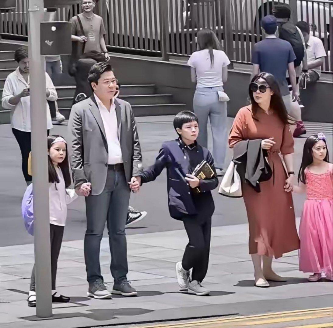 这应该是最低调的豪门夫妇了，穿搭很廉价不奢华，郭晶晶霍启刚也很有爱心。