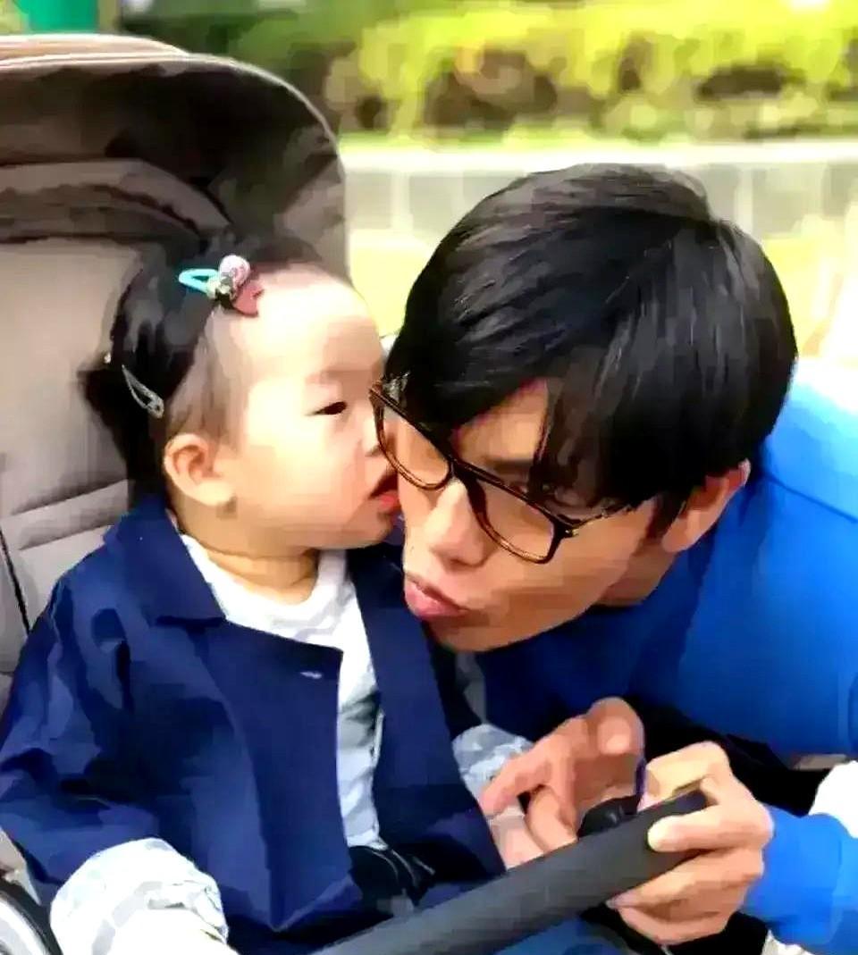 秦昊米兰时装周为伊能静系鞋带，直接干翻“女大男十岁”。网友炸锅，说这哪是夫妻，