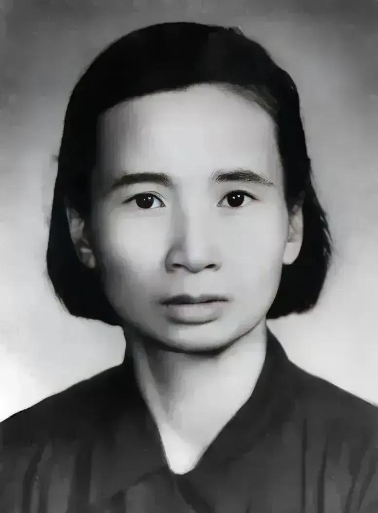 1933年，钱瑛被捕，路上，她忽然想起，藏在怀表中的照片会暴露她的身份，就借口上