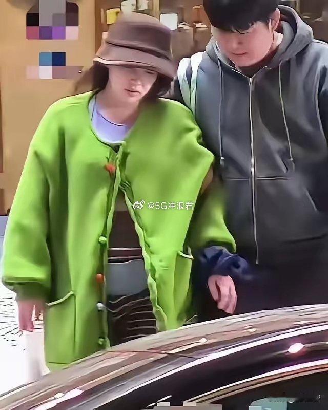 阚清子孕晚期状态挺真实的，整个人明显胖了一圈，脸肿、走路都得老公扶着。以前90斤