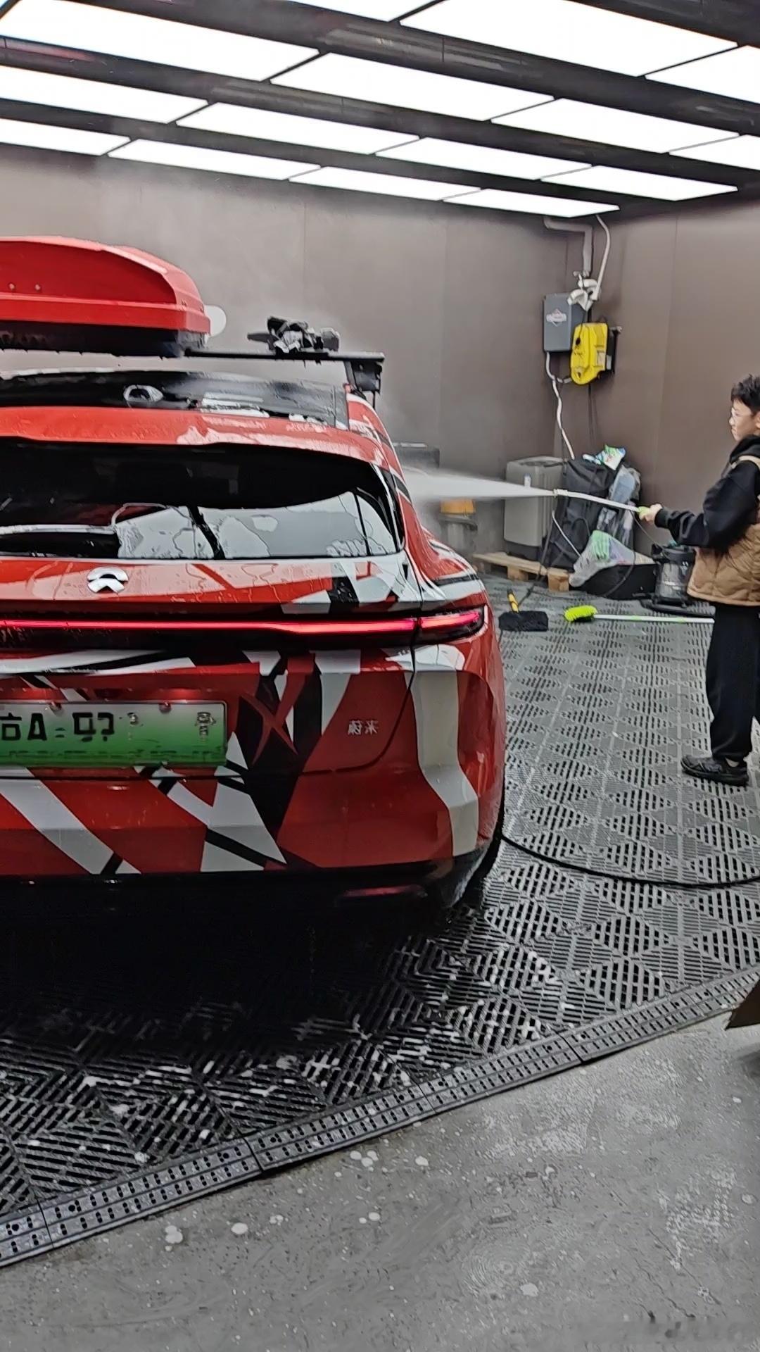 穷人家的孩子早当家，洗一个车给50