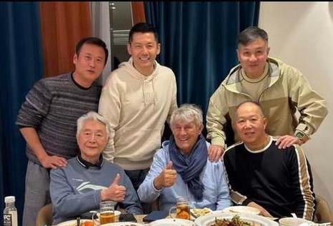 这张照片，我一眼就认出了前排C位的前国足主帅米卢，还有左侧满头白发的金志扬；后排