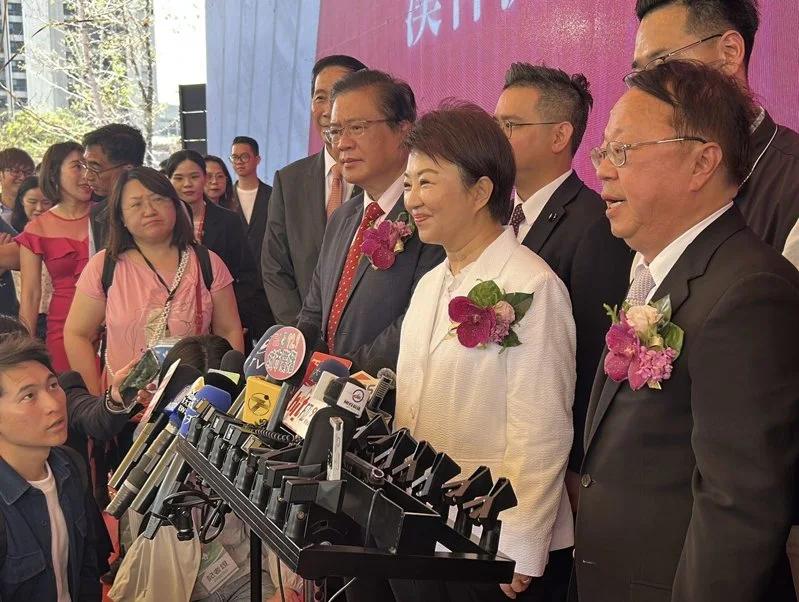 国共峰会今天上午11时在北京举行，中国国民党籍台中市长卢秀燕中午受访时说，能够对