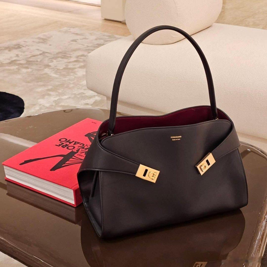 热播剧《蜜语纪》中，朱珠演绎的FerragamoHug手袋火速出圈，这款“抱抱