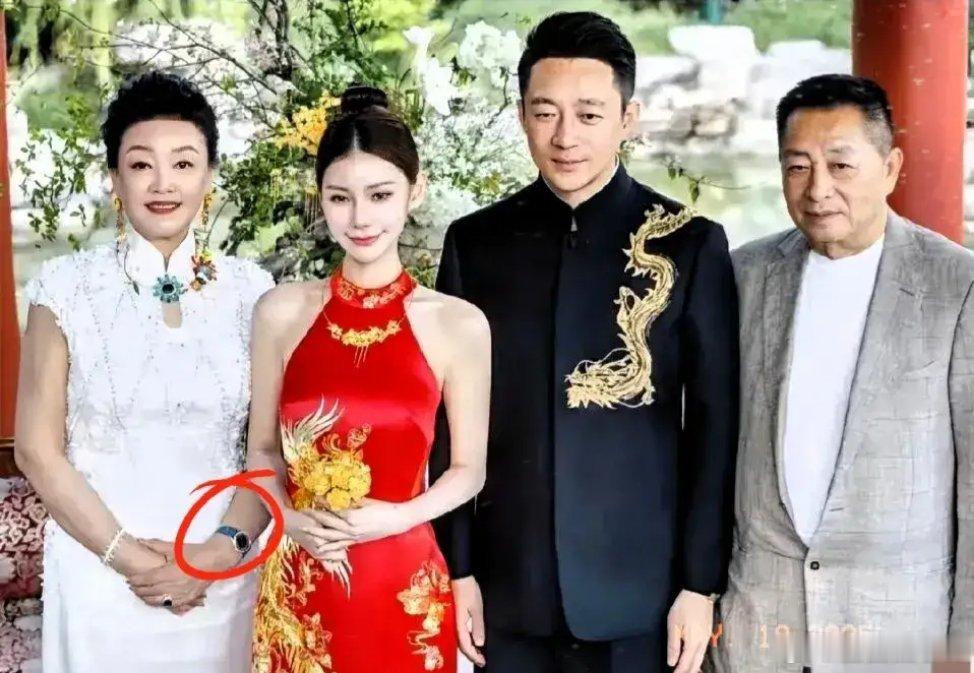 汪小菲大婚别的不说，就冲那张全家福，真让人五味杂陈。张兰和小菲老爸，离婚多年的两