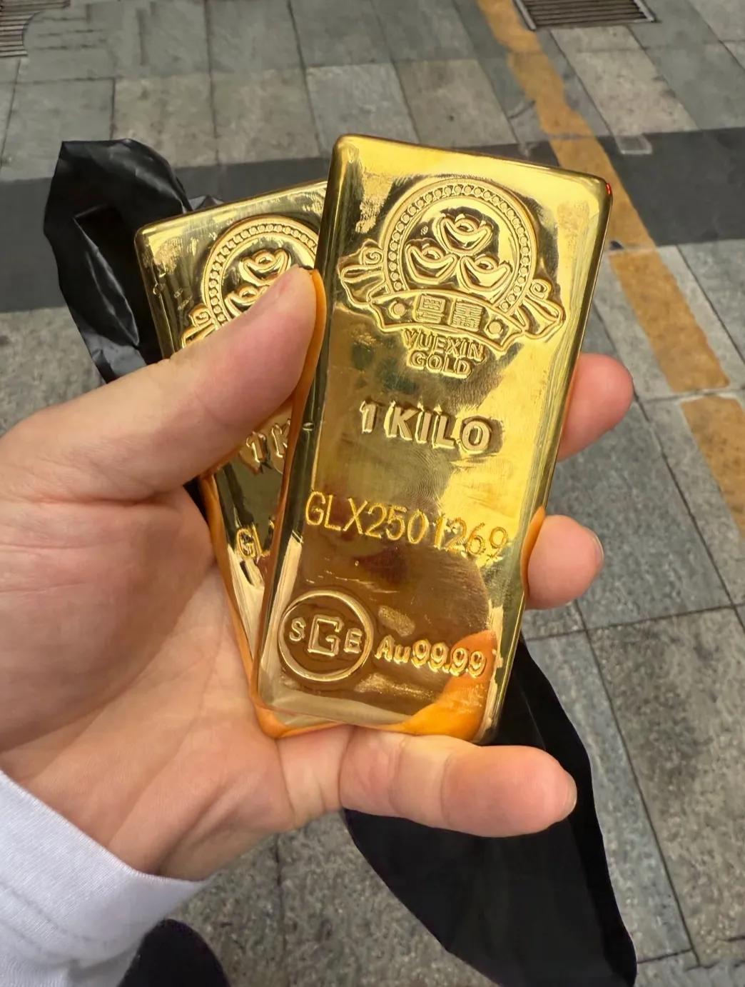 事实证明，黄金真不能随便买！昨天金价1026，我老公看黄金真能挣钱，然而自