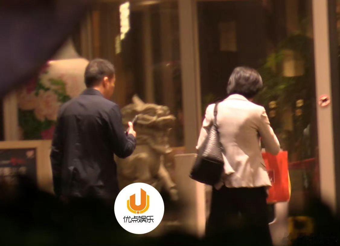 狗仔曝喻恩泰疑似出轨，热搜上还挂着他老婆出轨，所以怎么个事