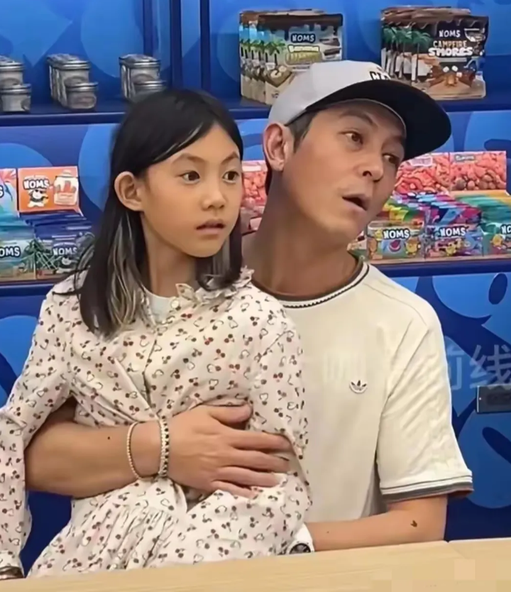 陈冠希绝对是女儿奴，女儿就是她的掌上明珠，看女儿在他怀里的样子就知道，陈冠希有多