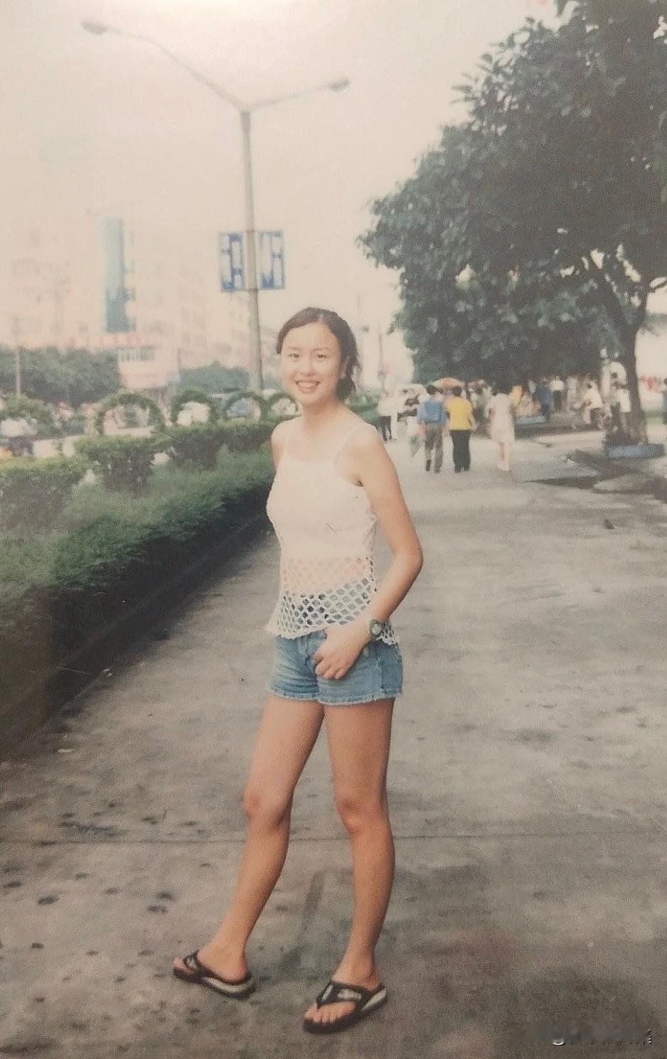 2000年，东莞汉阳电脑厂外的青春少女，元气满满，笑容纯净。那时候，东莞作为“世