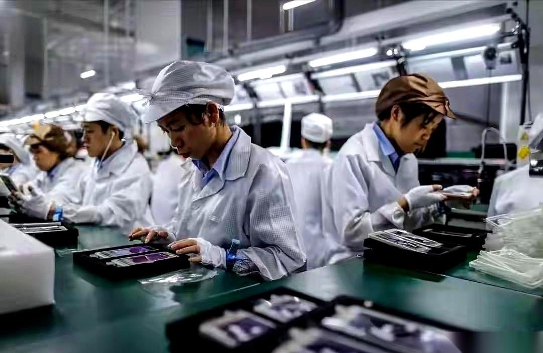 老乡群里，今年去广东打工的人，悄无声息地少了一大半。大家都在偷偷改签去江苏和浙