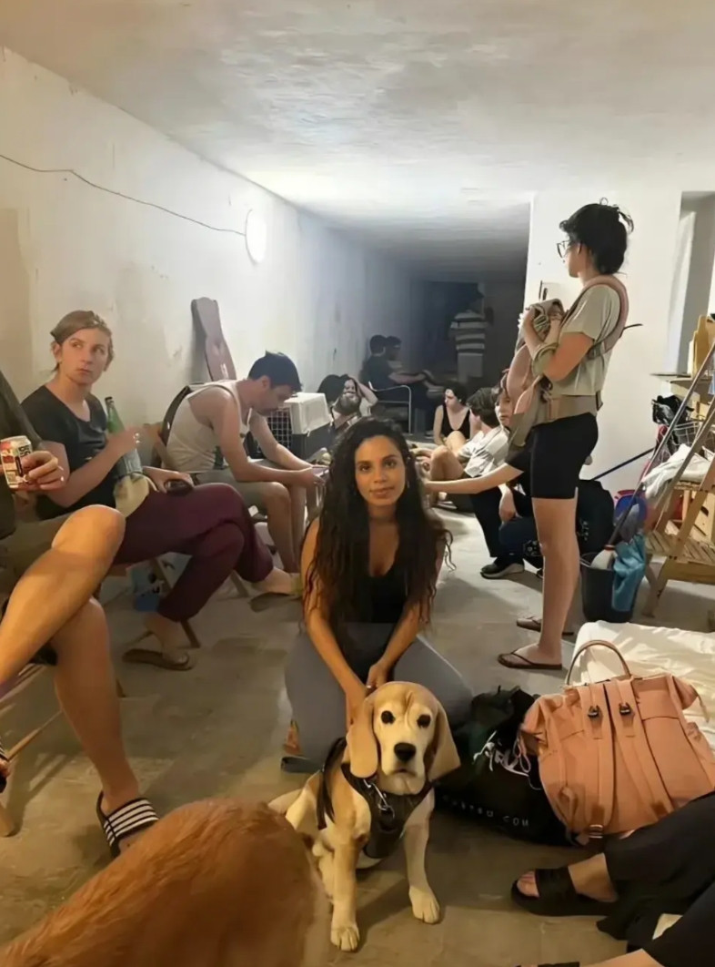 真实的以色列防空洞里的美女与狗的照片！再也看不到在大街上载歌载舞的以色列群众了