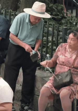 这都是有养老金的！我们国家，中年男人过的最苦逼，中老年妇女最幸福！