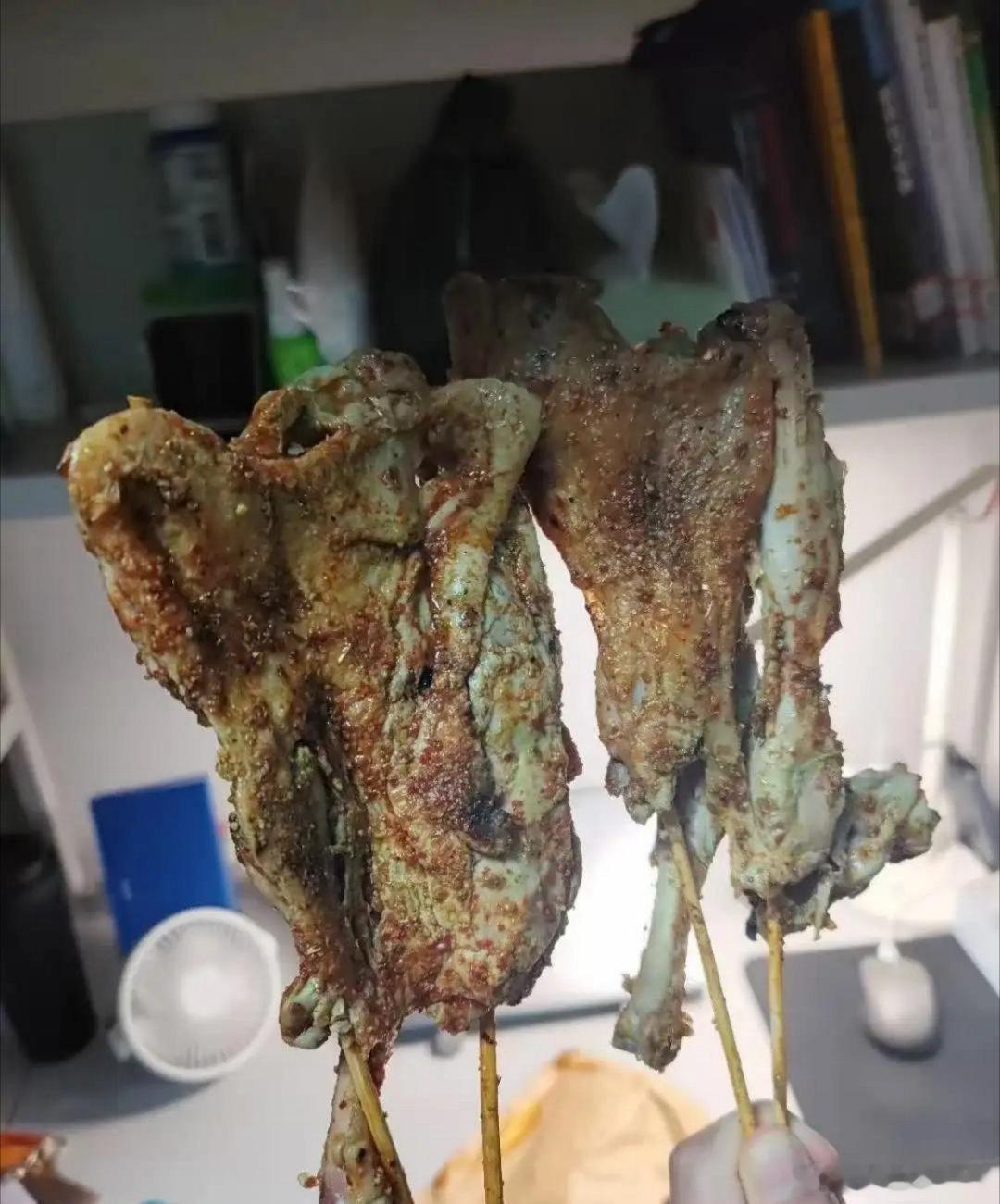 鹅腿阿姨止泻药鹅腿阿姨儿子说不吃滚出去鹅腿阿姨卖的是鸭腿这个瓜吃的我快吐了…