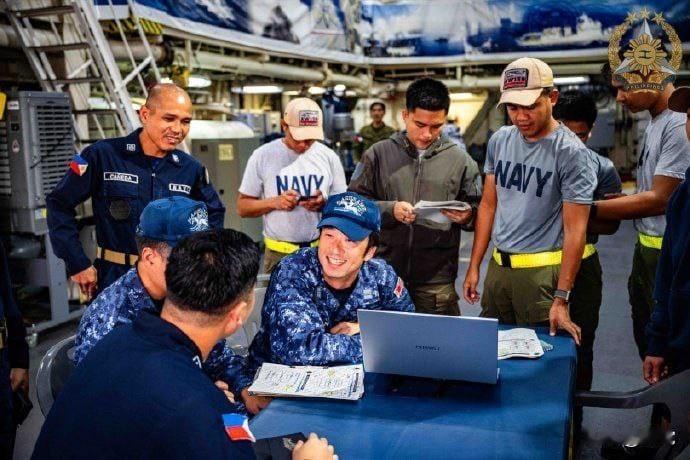 菲律宾海军与日本举行联合演习旁边的笔记本是亮点真的是遥遥领先不知道他们是作