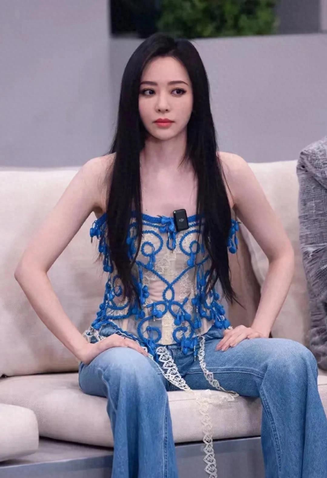 张靓颖是彻底放开了，人不但美，而且坐姿霸气。