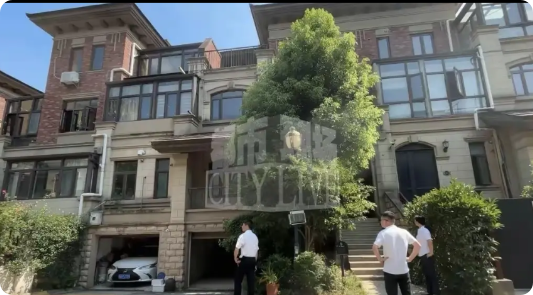 江西南昌，男子10多年前买了套别墅，买完也不住，放那一直没装修，直到有天他回去，