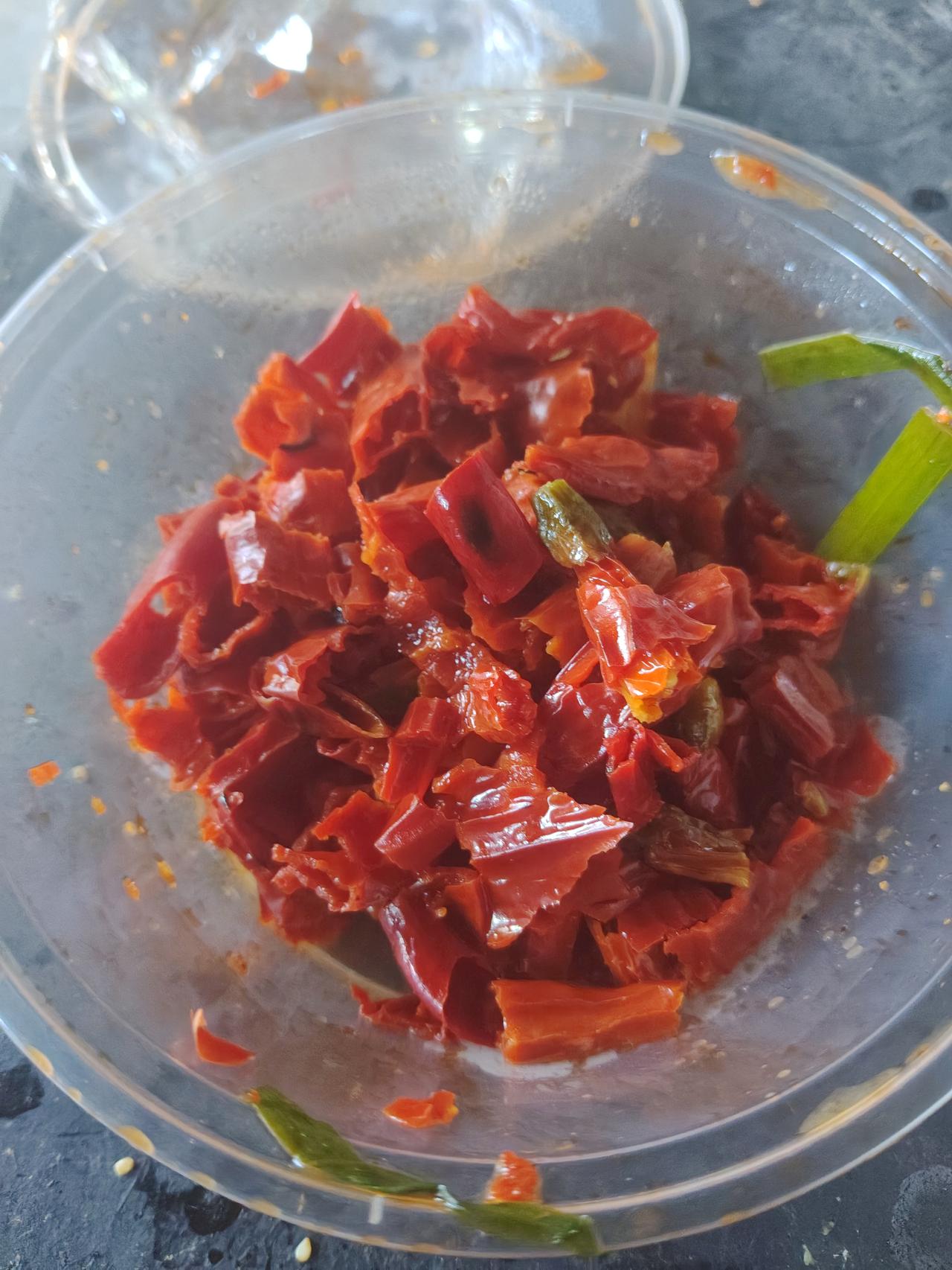 别被网上的骗了！昨天我因为好奇，在明知道自己不能吃辣的前提下，点了个辣皮子拌面。