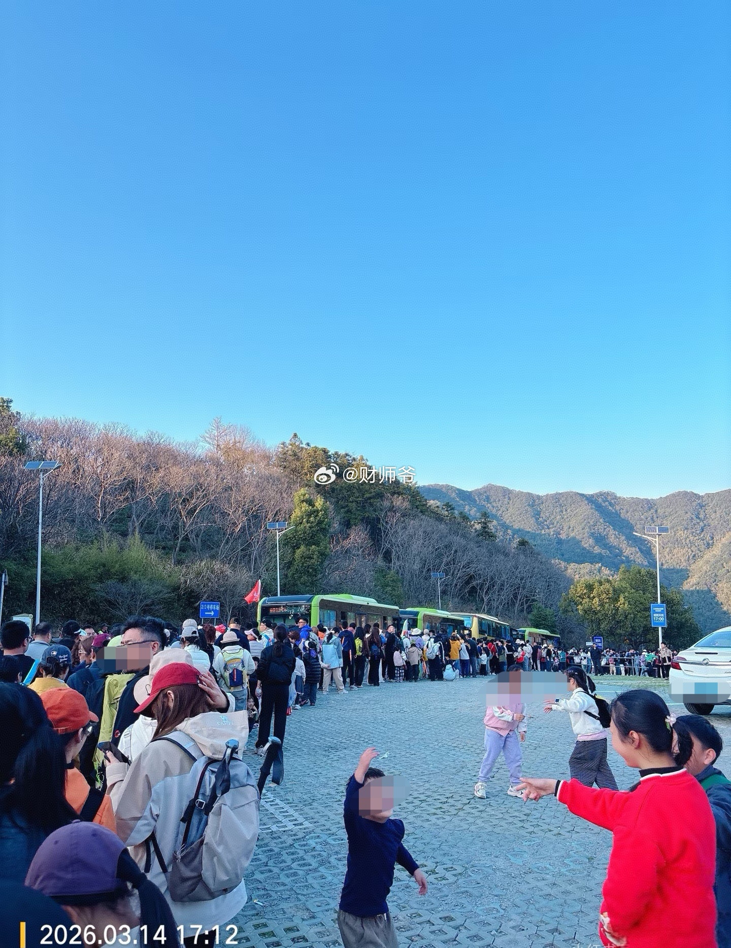 昨天的绍兴覆卮山，人山人海，网友说：人比石头还多。覆卮山主要两个“卖点”：一个就