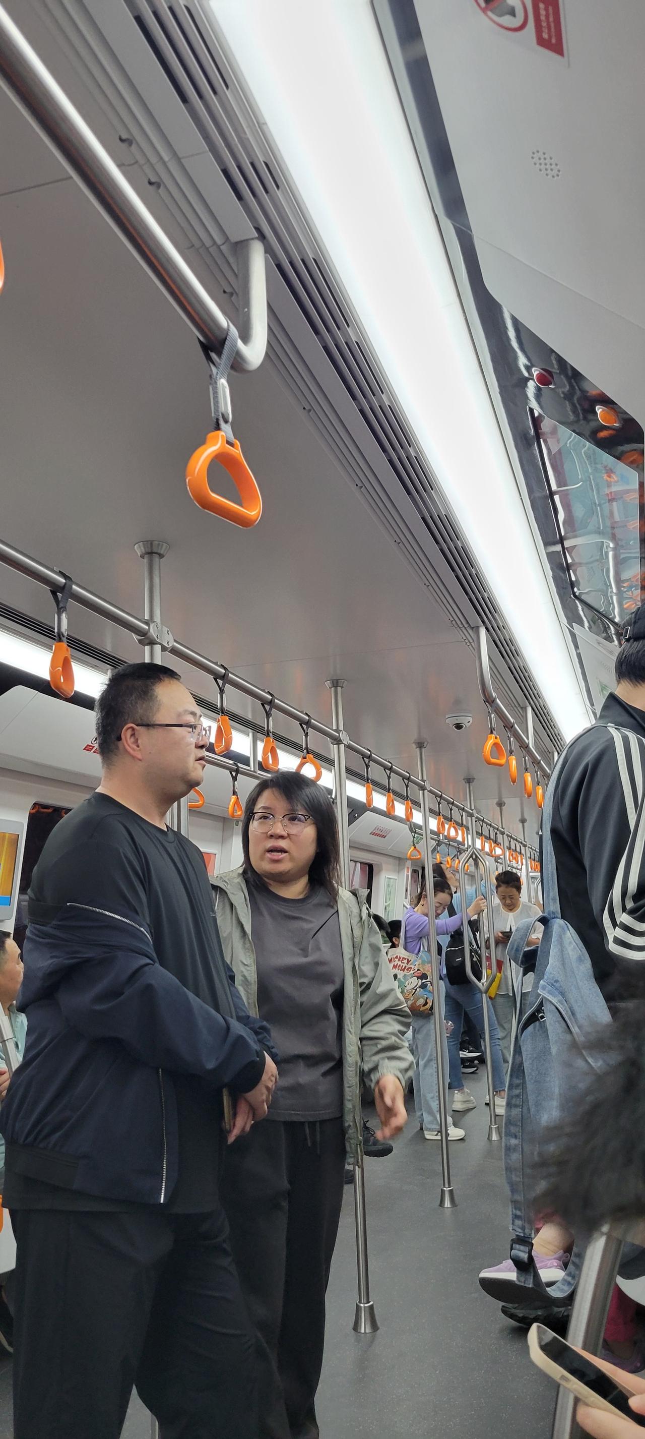 今天上午9:20在雁白大桥站先乘坐兰州地铁二号线，虽然雁白大桥站是始发站，但是由