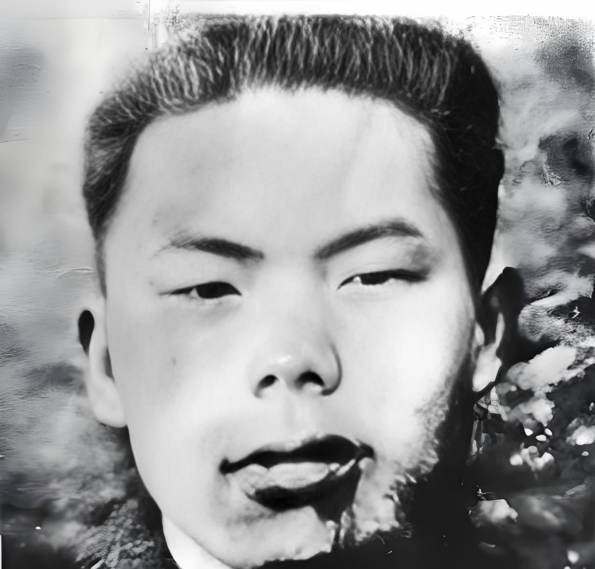 1952年，朝鲜战场上，志愿军都在熟睡，唯独一位战士，因为太激动睡不着，独自去巡