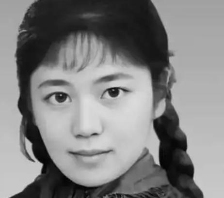1977年，安徽淮北，女知青于文娟拿到了返城通知，离开的前一晚，她找到相处多年的