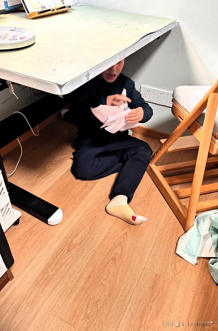 我妹离婚后把6岁女儿当私人物品，不让上幼儿园在家教，学习时又打又骂，孩子怕得要命