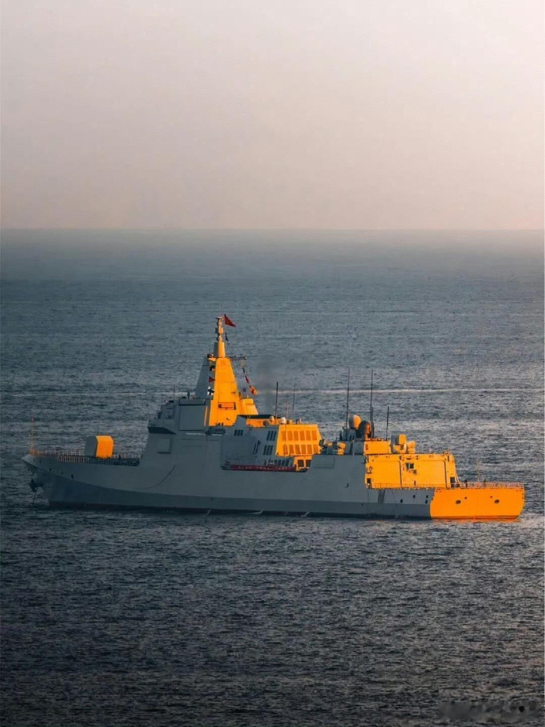 转发官媒一张055驱逐舰的美图，这种图片的光影、构图都非常好，最后的成片也确实不