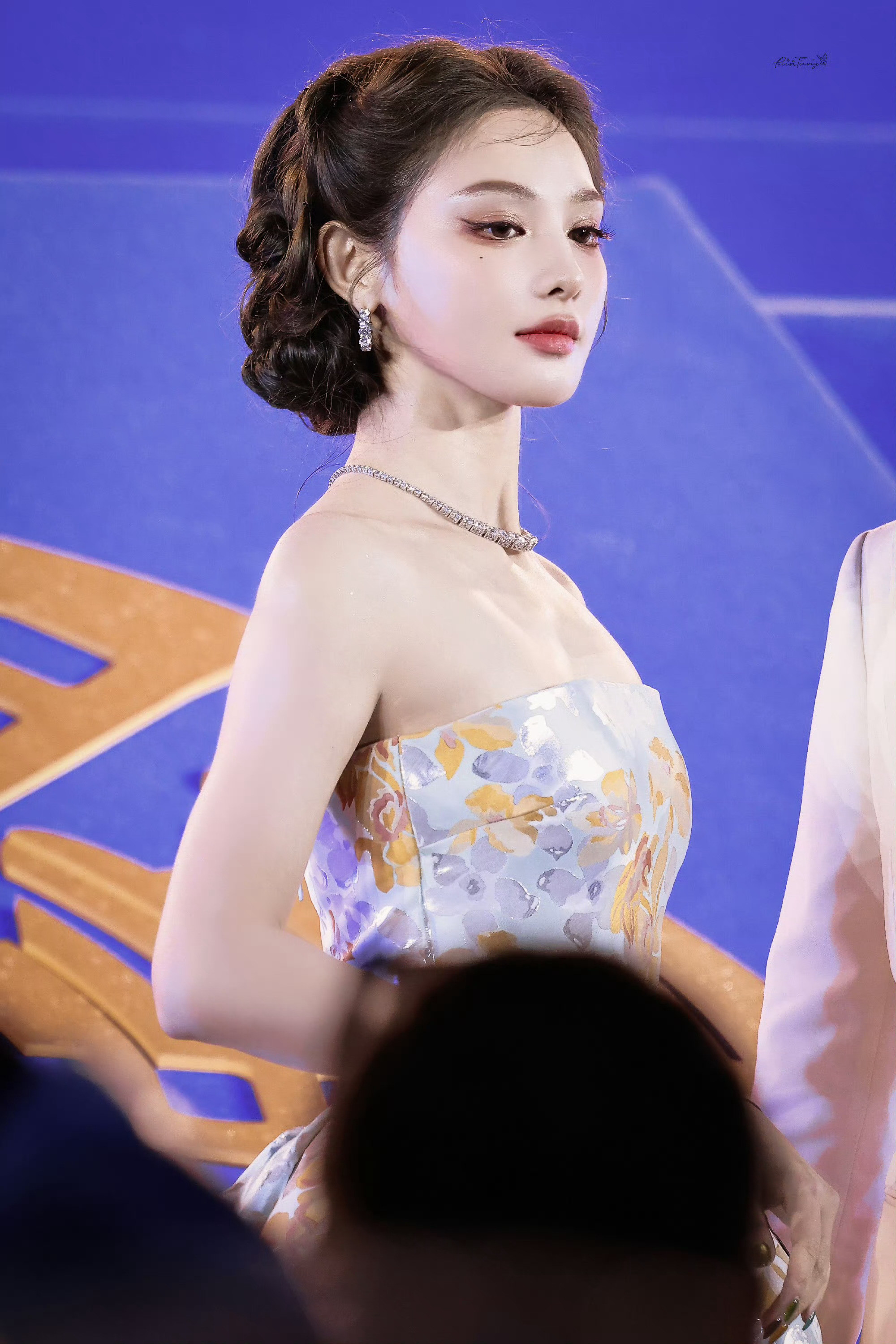 好明艳的彭小苒优雅盘发搭配精致珠宝，肩颈线条流畅优美，状态拉满。明艳大气又不失温