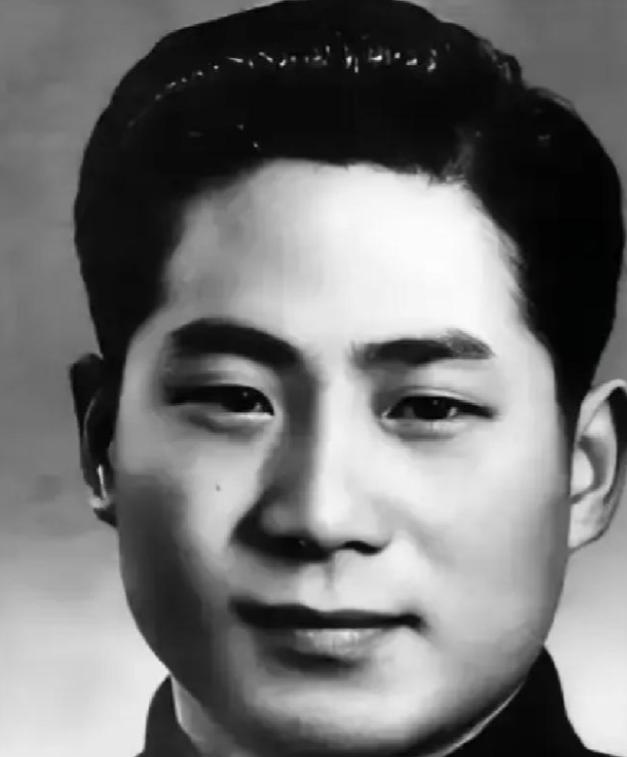 1949年10月，重庆大坪刑场，陈然背插死囚标签，双手反绑。当特务喝令他跪下时，