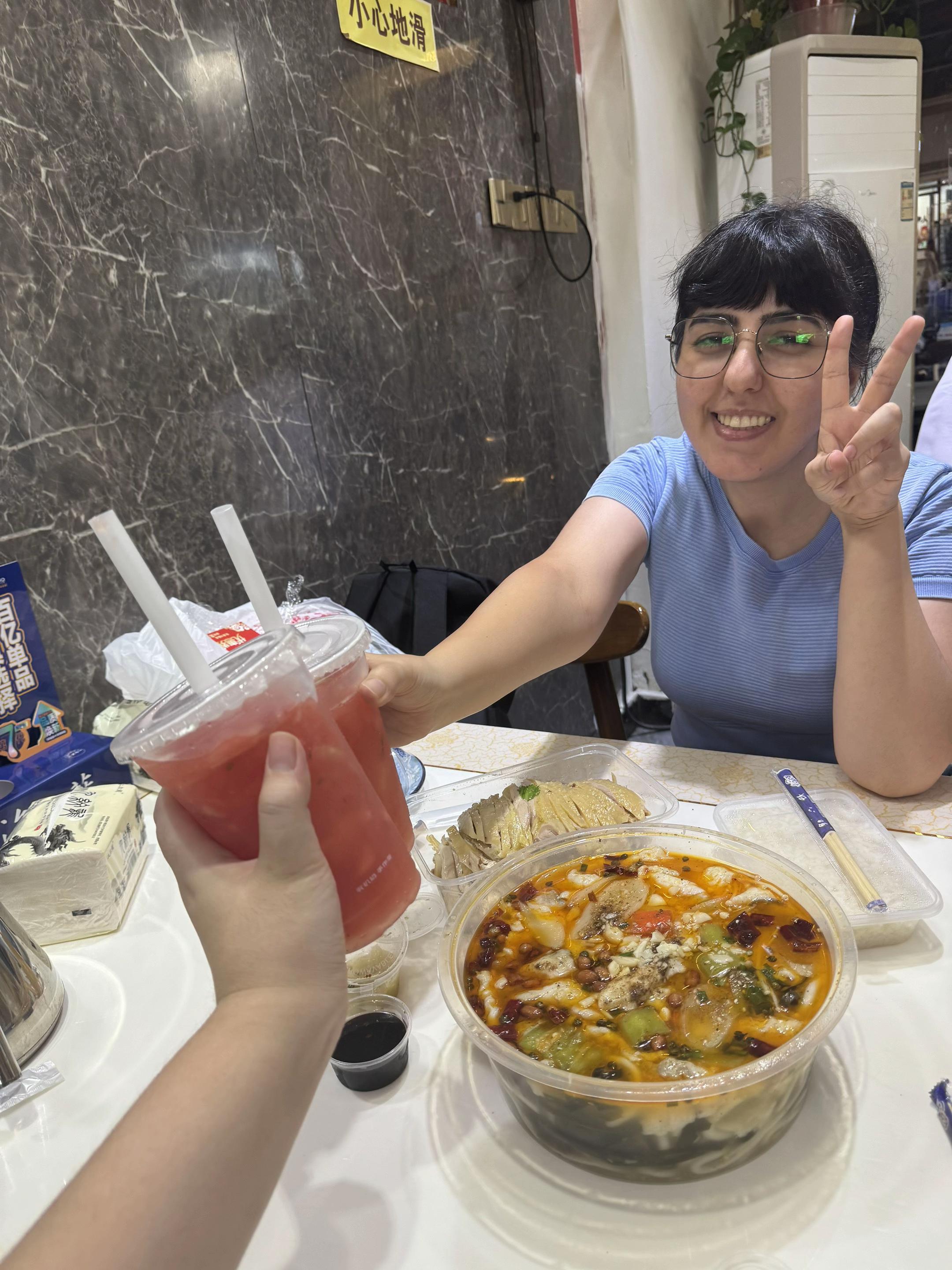 我伊朗朋友说最喜欢听我讲故事了。我说 那必须的 我从幼儿园开始就是故事...