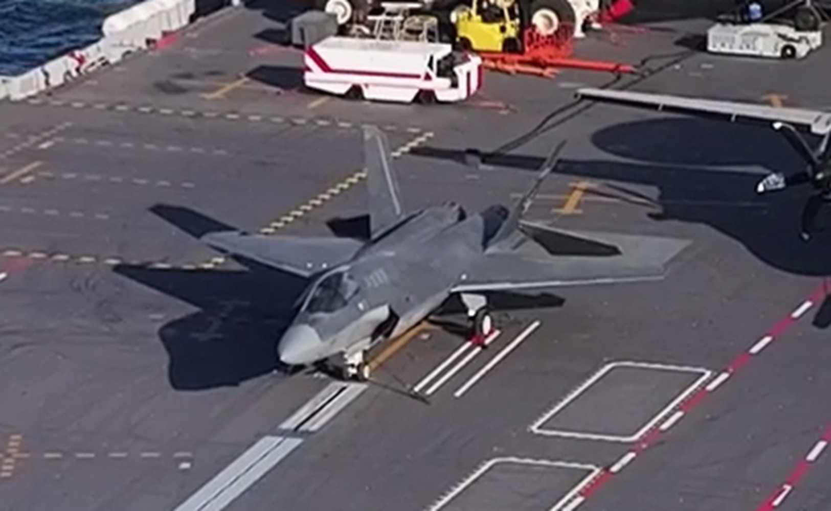 “福建舰”甲板9架舰载机同框展示，歼-35新涂装首次公开！春节来临，“人民海军”