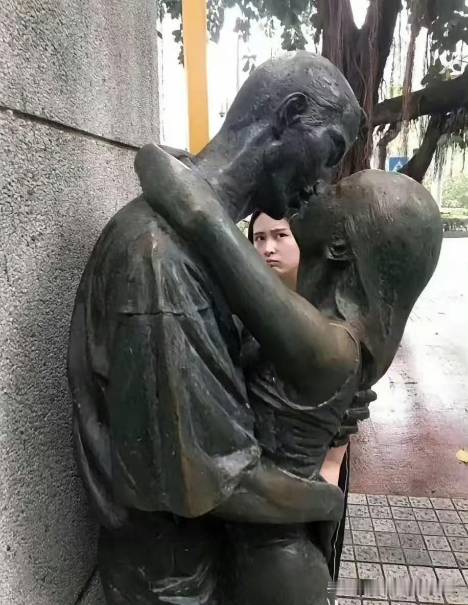 现在女生谈对象，首先看重家庭条件，工作学历，身高长相等外在，性格、价值观以及契合