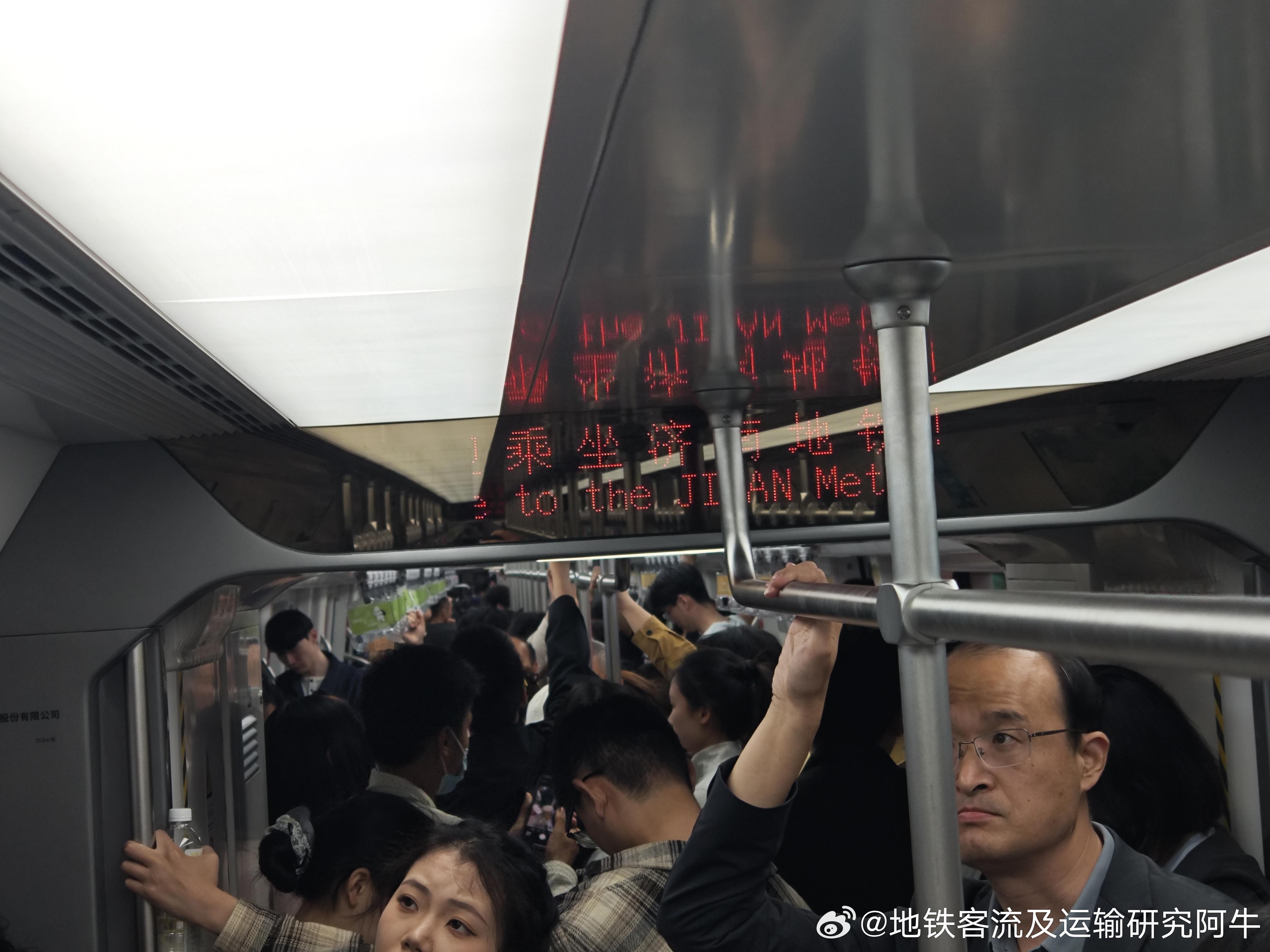 济南地铁网友：今日（2026-04-26，周日）济南地铁4/8号线贯通车往章丘