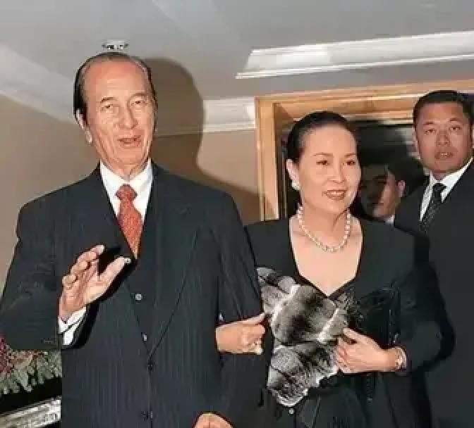 闪光灯追着她走上台。五年。首度同框。何超琼的耳坠晃都没晃一下。许晋亨在台