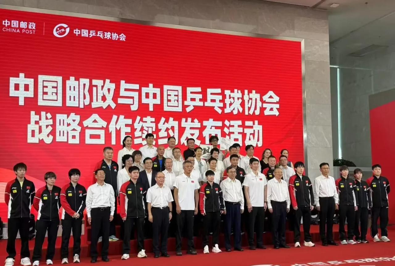 不愧是“莎局”！！！看看这个邮政活动大合照就能看出孙颖莎在国乒的地位，当然