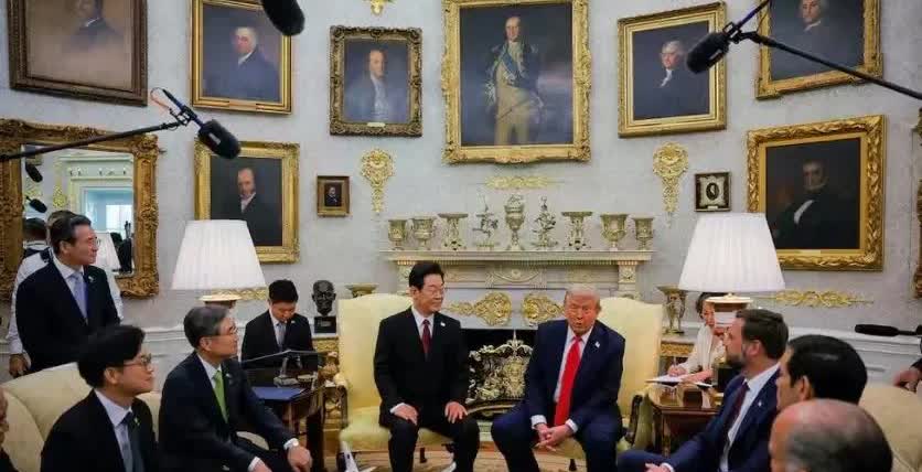 李在明终于把自己活成了一个笑话。放弃了中方的邀请，千里迢迢带着礼物去找特朗普拉关